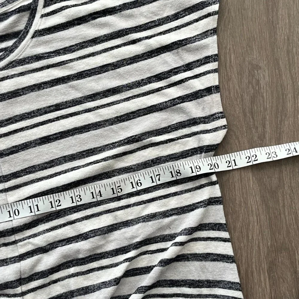 Lou & Grey by Loft Navy & White Short Sleeve T-Shirt with Front Knot Detail - Picture 3 of 9